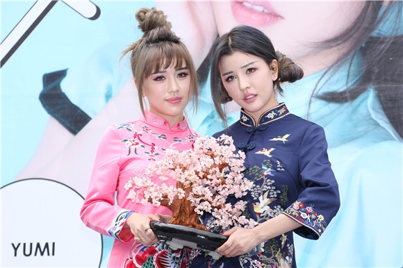 By2举办《爱又爱LOVE²》签唱会