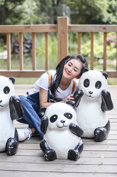 谢娜化身厨娘招架熊猫? 成都大秀惊艳众人
