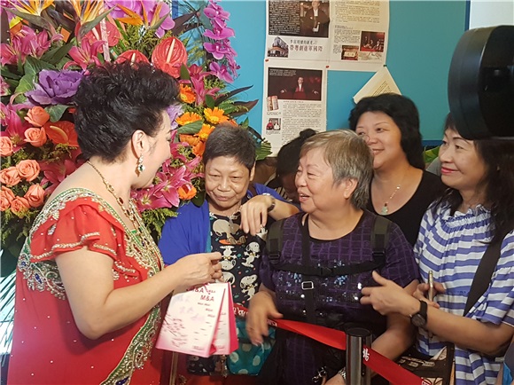薜家燕出席艺术中心暑期大汇演
徐小鳯
现身支持