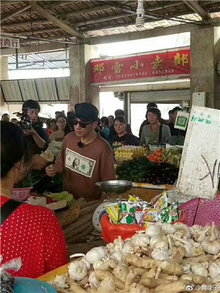 陈小春头戴鸭舌帽手拎购物袋