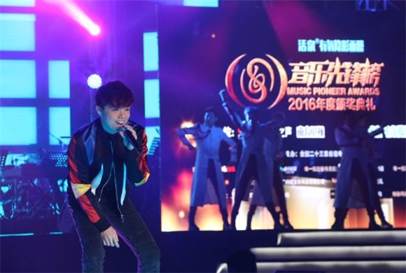 音乐先锋盛典英皇囊括多项大奖 李克勤荣膺最受欢迎歌手