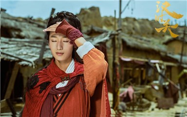 电影《汉时关》正在热映 吕妍化身大漠少女勇敢追爱