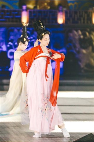 蒋梦婕跳《丽人行》 高度还原唐朝美人