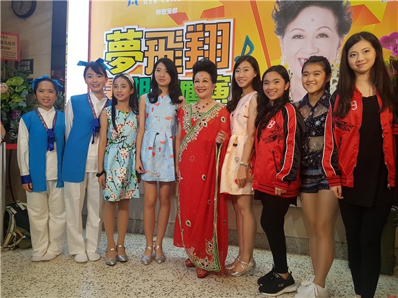 薜家燕出席艺术中心暑期大汇演
徐小鳯
现身支持