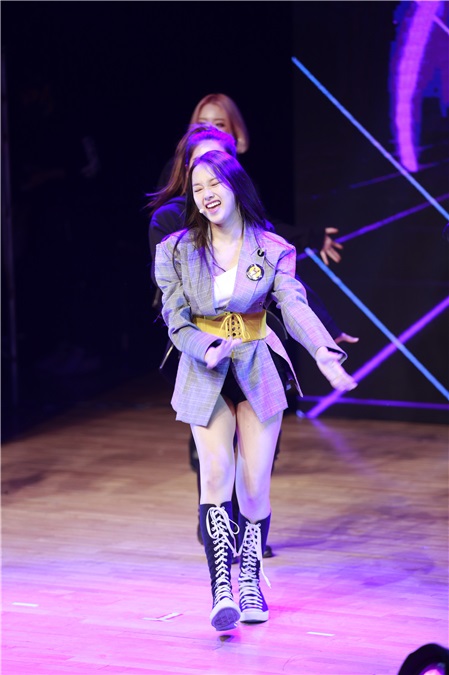 Kriesha Tiu办出道showcase 展华丽舞台表现力