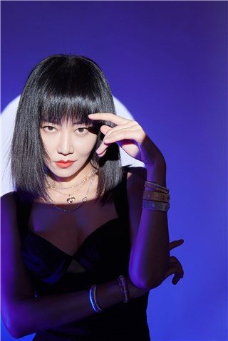 谭卓主演《误杀》首映口碑刷屏 长裙尽显好身材