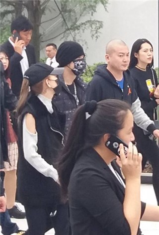 周杰伦昆凌游玩上海迪士尼  夫妇俩笑声不断超甜蜜