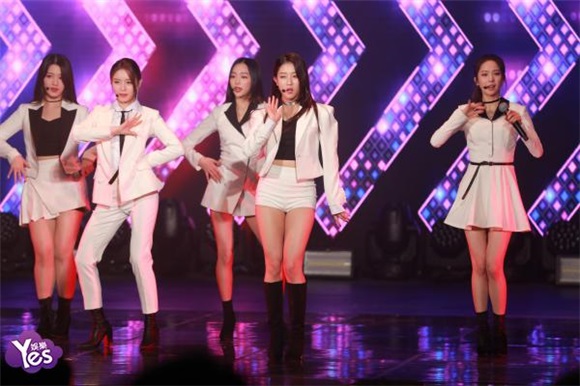 韩国女团CLC举办出道三周年《BLACK DRESS》演唱会