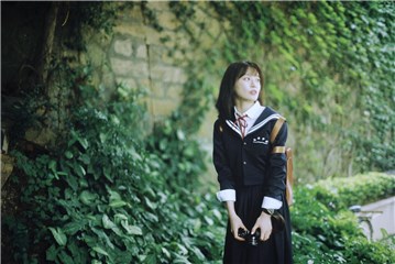 施诗片场写真曝光 格子衬衫搭配花边裙尽显青春洋溢