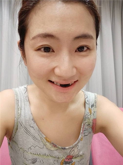 Selina自己动手做巧克力蛋糕 好吃到门牙都不见了