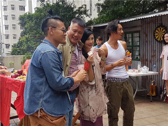 万梓良、吴家丽、张继聪、白只等电影《》今晚打丧尸》举行开镜拜神仪式