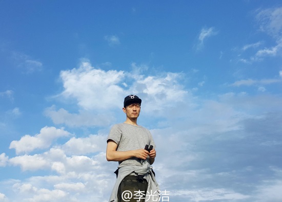 李光洁草原避暑玩摄影 「沾花惹草」不亦乐乎