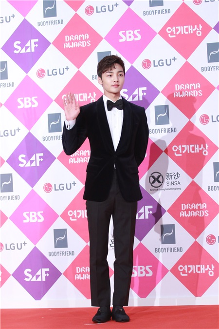 2016sbs演技大赏举行 朴信惠、李准基、IU、李敏镐等出席红毯