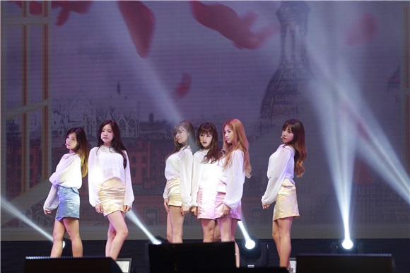 Apink举办《Pink Revolution》Showcase:回归的清纯Idol