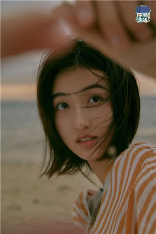 精灵小妹张子枫碧海蓝天下清新着装   日系文艺少女感十足