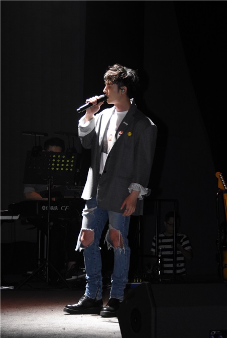陈势安为生日音乐会做彩排 好友朱俐静现身支持