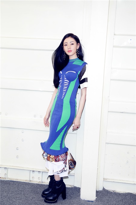 张天爱拼色优雅鱼尾装 碎花点缀不失女王范儿