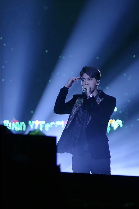 李易峰跨年晚会优雅演绎《角色》 亲创歌词回应所有质疑