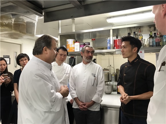 谢霆锋坚持美食修行 态度及热诚破例荣获全球米其林之友