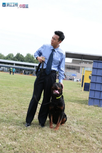 於和伟硬汉再登场 屡遭「最萌演员」抢镜
