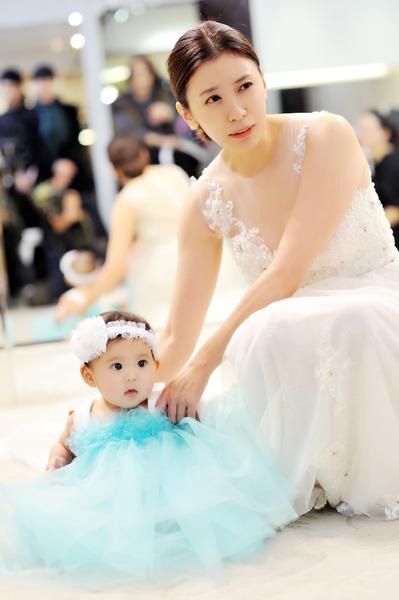 贾静雯咘咘试亲子婚纱 大小公主美呆众人