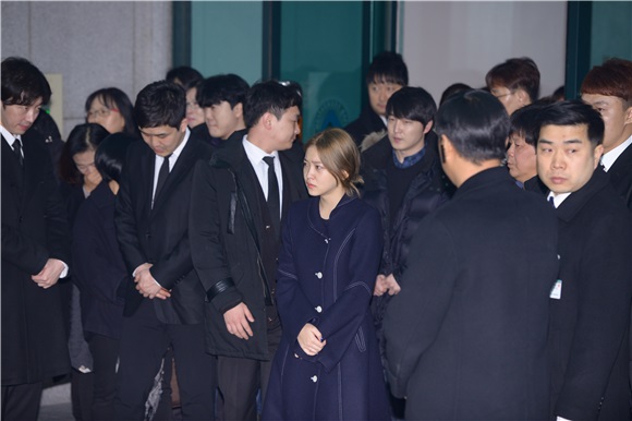 韩国SM娱乐旗下男团SHINee主唱金钟铉葬礼举行