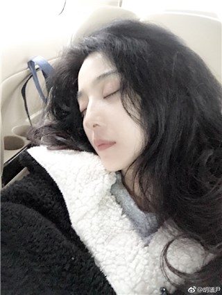 范冰冰累到被偷拍都不知 还好睡容很美