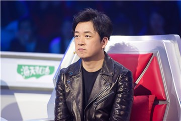 潘粤明呆萌小学生坐姿