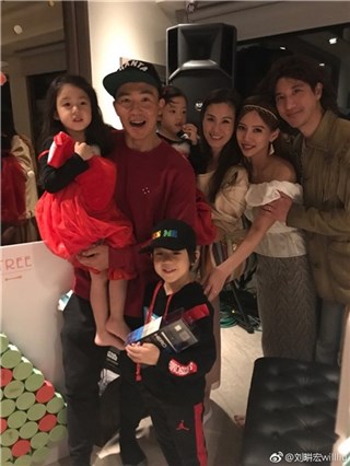 刘畊宏带儿女去王力宏家开趴 小泡芙大红纱裙超级可爱