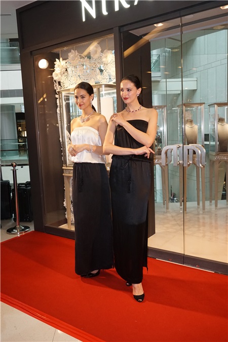 马诗慧与女儿王曼喜为珠宝店担任模特儿