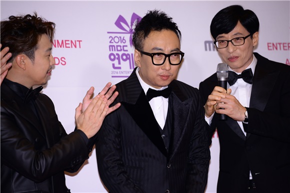 刘在石、HAHA、郑俊河等一同走上「2016 MBC放送演艺大赏」红毯