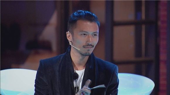 吴奇隆变身暖心教头 贴心举动掳获少女心