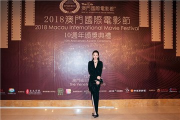 章子怡黑色深V长裙气场全开