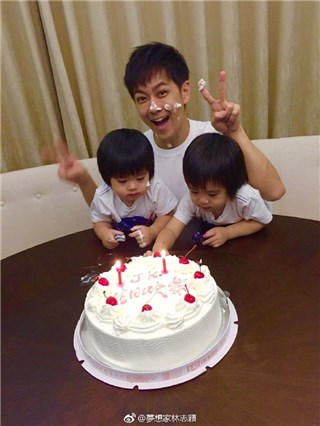林志颖的双胞胎生日 幸福的合照变成蛋糕战