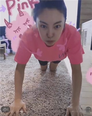 张雨绮高马尾粉T恤健身打卡    一脸灿笑似恋爱中少女