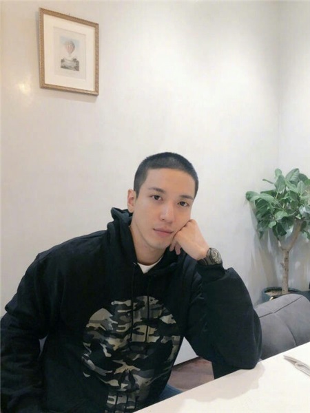 〈Yes 首尔现场〉郑容和今日非公开低调入伍 粉丝不顾寒冷齐聚现场