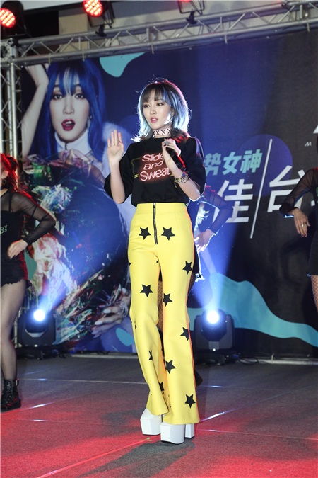 孟佳出席媒体见面会