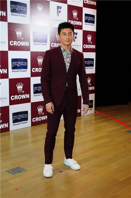 吴奇隆出席CROWN行李箱代言活动 与粉丝合影甘当「人肉背景板」