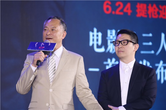 赵薇缺席《三人行》首映发布会以人形板替代 古天乐、钟汉良承诺票房破2亿微博放萌照2016年6月20日,北京,电影《三人行》举行首映发布会。主演钟汉良、古天乐、导演杜琪峯、监制兼编剧游乃海出席,赵薇由於工作在身只以人形板替代。