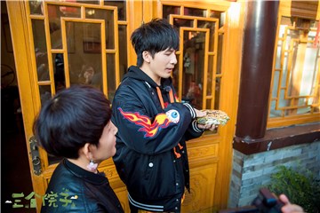 大张伟给乌龟按摩