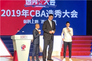 林书豪在CBA选秀大会现场