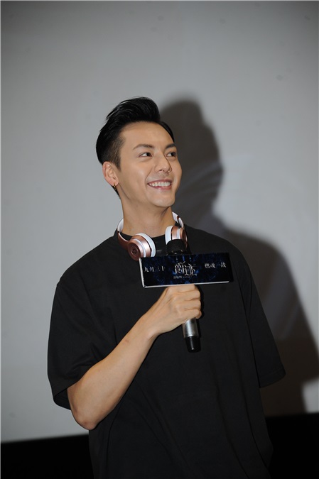 汪铎镜框造型出席《爵迹》上海见面会 陈伟霆挂耳机嘻哈风型格潮男
