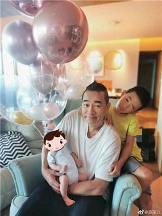 陈小春幸福肥！抱小儿子hoho露腼腆笑