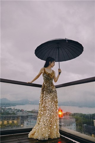 赵丽颖雨中鎏金裙熠熠闪光  卷发高马尾宛若女王