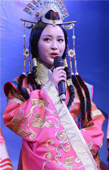 张含韵玩穿越脸圆似福娃显呆萌 张一山古装显丑、沈梦辰灿笑露双下巴