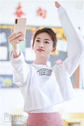 《青春创世纪》黄景瑜臂力炸裂 「座椅抱」甜翻全网