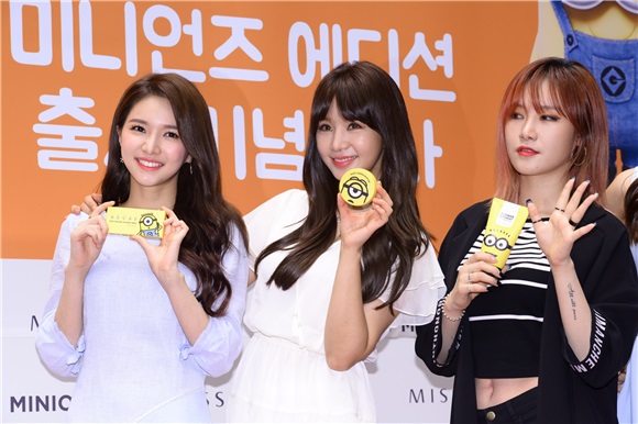 女团Fiestar、演员朴素丹、沉亨倬等出席化妆品牌发布活动。