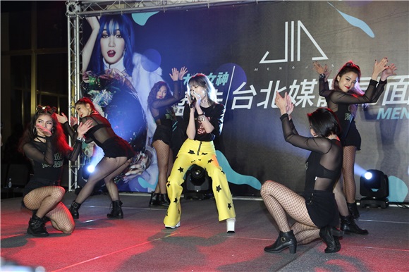 孟佳出席媒体见面会