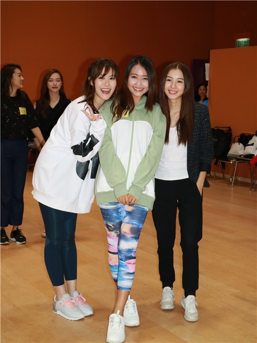 黄智雯、陈凯琳等在公司三楼出席TVB《万千星辉贺台庆舞蹈排练》探班