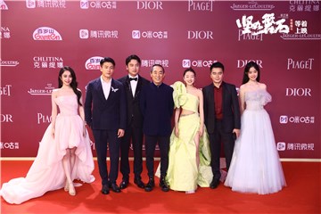 孙艺洲亮相上海国际电影节开幕式，光影之下展露绅士风尚士风尚